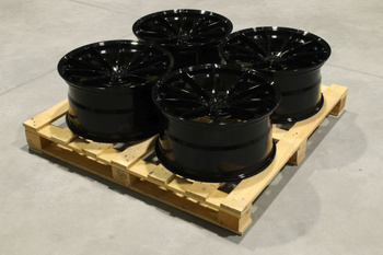 Komplet felg aluminiowych 20" Japan Racing JR37 20x10 ET45 5x120 Gloss Black