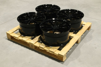 Komplet felg aluminiowych 19" Japan Racing JR37 19x8,5 ET35 5x112 Gloss Black