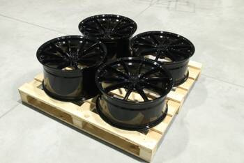 Komplet felg aluminiowych 20" Japan Racing JR37 20x9 ET35 + 20x10,5 ET 40 5x120 Gloss Black